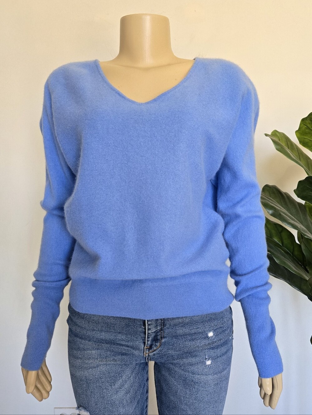 Tahari Cashmere 100% V-Necks Sweater Blue Color Size XL Women's